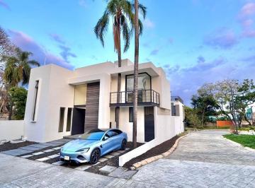 Casa · 246m² · 4 Recámaras · 2 Estacionamientos · Casa Nueva en Fraccionamiento Acapatzingo, Cuernavaca