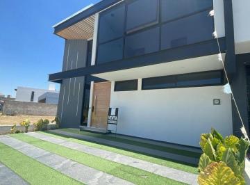 Casa en condominio de 4 habitaciones, Tlajomulco de Zúñiga · Residencia Premium en Coto Almena Casa Fuerte | 225 m² | Doble Altura, 4 Recámaras y 3 Cocheras |