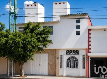 Casa · 320m² · 8 Recámaras · 1 Estacionamiento · Casa en Querétaro con Departamentos y Lofts en Venta Ingreso Comprobable de $41,000 Al Mes