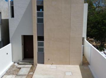 Casa de 3 habitaciones, Mérida · Casa Familiar en Venta en Real Montejo con Piscina y Cuarto en Planta Baja