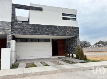 Casa · 217m² · 4 Recámaras · 2 Estacionamientos · Casa en Renta en Xarama Aguascalientes