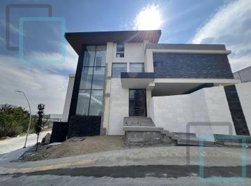 Casa · 1073m² · 4 Recámaras · 4 Estacionamientos · Venta de Casa en Sierra Alta Zona Carretera Nacional Monterrey