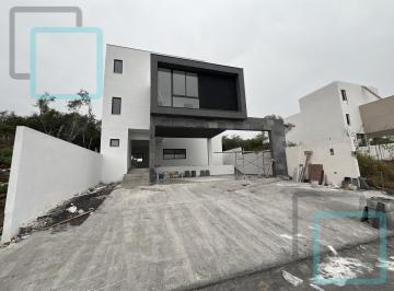 Casa · 257m² · 3 Estacionamientos · Casa en Venta en La Zona de Carretera Nacional Santiago