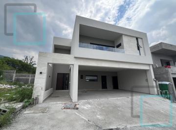 Casa · 380m² · 3 Recámaras · 2 Estacionamientos · Casa en Venta Pedregal de La Montaña Zona Carretera Nacional Monterrey