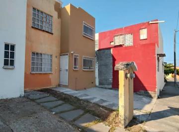 Casa · 68m² · 3 Recámaras · 1 Estacionamiento · Casa de 3 Recámaras (Una en Planta Baja) en Fracc. Real de Pinos. Recién Rehabilitada