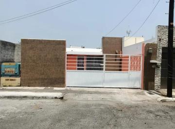Casa · 160m² · 3 Recámaras · 2 Estacionamientos · Casa de un Piso y 3 Recámaras en Fracc. Flores del Valle. Cerca de Ejército Mexicano