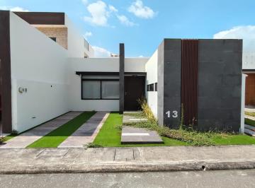 Casa · 100m² · 2 Recámaras · 2 Estacionamientos · Casa Amueblada de un Piso en Fracc. Lomas de La Rioja. Seguridad 24 Horas y Club de Playa