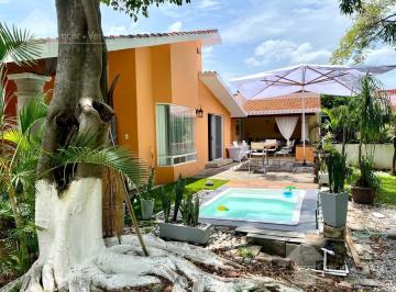Casa · 382m² · 3 Recámaras · 3 Estacionamientos · Casa de 1 Nivel en Venta en Condominio con Jardín Propio Al Sur de Cuernavaca