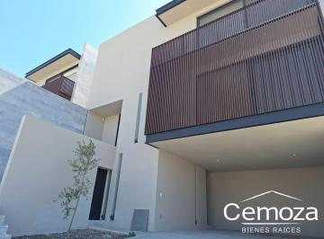 Casa · 360m² · 3 Recámaras · 4 Estacionamientos · Hermosa Casa en Venta - Lomas del Campanario IV