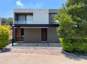 Casa en condominio de 4 habitaciones, Querétaro · Casa en Venta en Altozano Qro - Casa Volcán