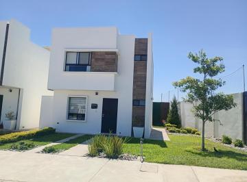 Casa · 89m² · 3 Recámaras · 2 Estacionamientos · Casa en Venta en Cerrada con Amenidades