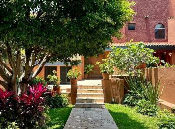 Casa · 290m² · 3 Recámaras · 6 Estacionamientos · Casa Dentro de Fraccionamiento en Palmira, Cuernavaca