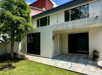 Casa · 290m² · 3 Recámaras · 6 Estacionamientos · Casa Dentro de Fraccionamiento en Palmira, Cuernavaca