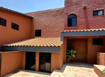 Casa · 290m² · 3 Recámaras · 6 Estacionamientos · Casa Dentro de Fraccionamiento en Palmira, Cuernavaca