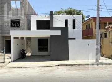 Casa · 155m² · 3 Recámaras · 1 Estacionamiento · Casa en Venta con Recamara en Planta Baja Sobre Av Principal