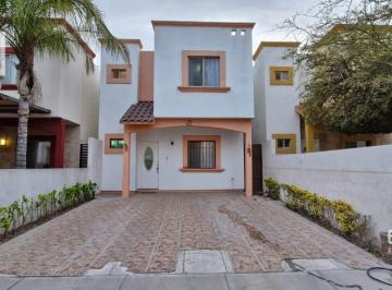 Casa · 106m² · 3 Recámaras · 2 Estacionamientos · Casa en Venta Fraccionamiento en Calle Pino Cerca de Av Industrias
