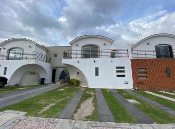 Casa · 237m² · 3 Recámaras · 2 Estacionamientos · Venta de Casa en Metepec Residencial Altamira