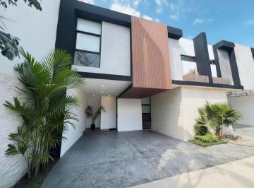 Casa · 241m² · 3 Recámaras · 2 Estacionamientos · Exclisiva Casa en Venta Zona Country Club Precio Especial
