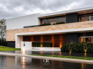 Casa · 588m² · 4 Recámaras · 6 Estacionamientos · Casa en Venta en El Campanario, Querétaro