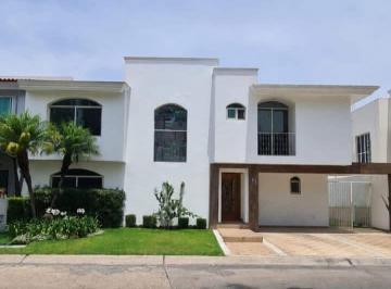 Casa en condominio de 3 habitaciones, Zapopan · Casa en Renta en Jardín Real | 3 Recámaras con Baño | Family Room | Pet Friendly