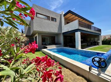 Casa en condominio de 4 habitaciones, Querétaro · Casa en Venta El Campanario Querétaro - Casa Capuchinas