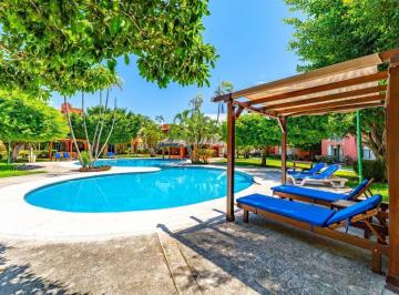 Casa · 235m² · 4 Recámaras · 2 Estacionamientos · Casa en Venta de 3 Niveles con 4 Recámaras Alberca y Terraza Privada Cerca de Zona Hotelera de Cancú