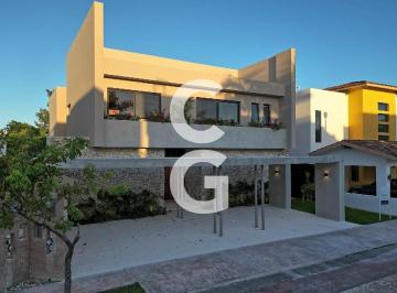 Casa · 432m² · 4 Recámaras · 4 Estacionamientos · Casa en Venta en Cancun en Residencial Lagos del Sol con Alberca y Frente a Área Verde