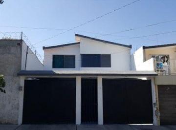 Casa · 145m² · 3 Recámaras · 2 Estacionamientos · Casa en Venta Lomas de Qro, Plaza de Toros, Terreno 161 m²