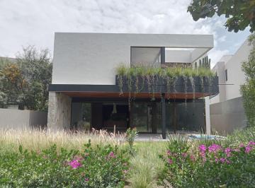 Casa · 524m² · 4 Recámaras · 4 Estacionamientos · Casa en Venta Altozano, Dos Pasillos Laterales, Recámara en P/b, Sala de Tv