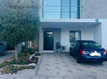 Casa · 131m² · 3 Recámaras · 2 Estacionamientos · Casa en Venta El Refugio, Excelente Ubicación