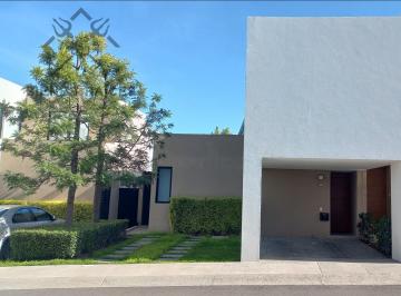 Casa · 165m² · 3 Recámaras · 2 Estacionamientos · Casa en Venta Zibata, Hermoso Jardín. Pasillo de Servicio, 3 Recámaras