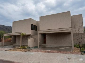 Casa · 223m² · 4 Recámaras · 2 Estacionamientos · Casa en Venta Altozano, Acabados de Lujo, Pérgola