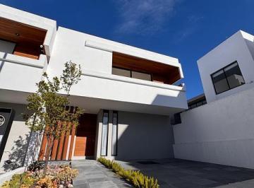 Casa · 255m² · 3 Recámaras · 2 Estacionamientos · Casa en Venta Zibata, 3 Niveles, Family Room