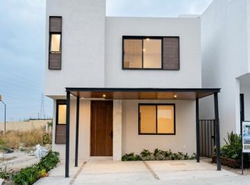 Casa · 145m² · 3 Recámaras · 2 Estacionamientos · Casa en Venta Meseta, Cochera Semi Techada, Recámara P/b, Jardín