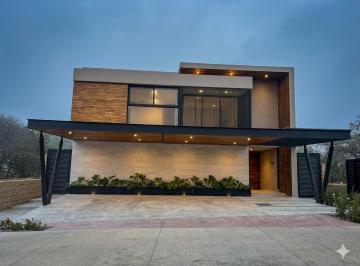 Casa · 445m² · 3 Recámaras · 4 Estacionamientos · Casa en Venta Altozano, Acabados de Lujo, Amplio Jardín