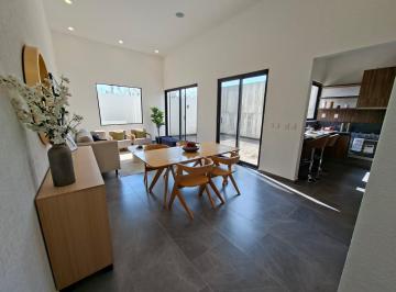 Casa · 174m² · 2 Estacionamientos · Casa en Venta Juriquilla, Hermoso Diseño, Sala de Tv o Estudio