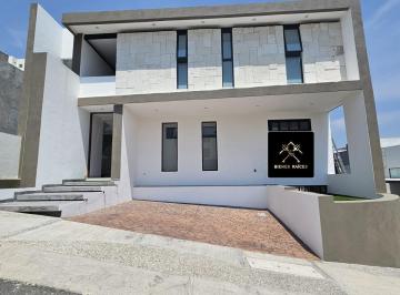 Casa · 490m² · 4 Recámaras · 5 Estacionamientos · Casa en Venta Altozano, Sotano, Terraza y Jardín, Sala de Tv