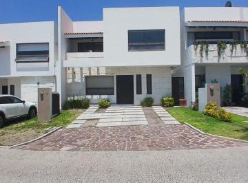 Casa · 228m² · 3 Recámaras · 2 Estacionamientos · Casa en Venta Altozano, Oficina, Sala de Tv, 3 Recámaras