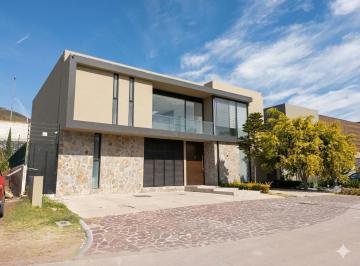 Casa · 487m² · 4 Recámaras · 5 Estacionamientos · Amplia Casa en Renta Altozano, 4 Recámaras, Oficina, Sala de Tv