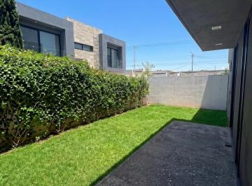 Casa · 240m² · 3 Recámaras · 2 Estacionamientos · Casa en Renta Altozano, 3 Recámaras, Amplios Espacios