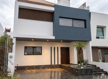 Casa · 247m² · 3 Recámaras · 2 Estacionamientos · Casa a Pie de Calle en Venta El Refugio, 247 m de Contruccion, 3 Recámas