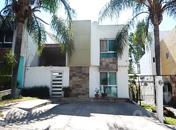 Casa de 3 habitaciones, Tlajomulco de Zúñiga · Casa en Dos Niveles con Superficie de Terreno de 168 m 2, en Fracc. Banus Residencial