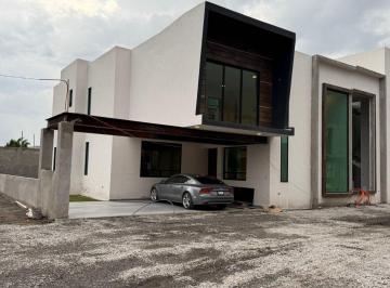 Casa · 450m² · 5 Recámaras · 5 Estacionamientos · Casa en Pre - Venta, en Exclusivo Fraccionamiento en Metepec, México