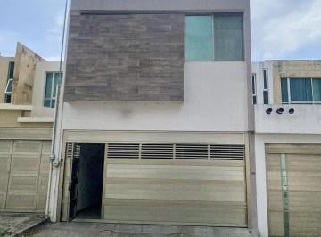 Casa · 212m² · 3 Recámaras · 2 Estacionamientos · Casa en Venta en Villa Rica