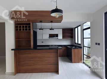 Casa · 170m² · 3 Recámaras · 2 Estacionamientos · Casa en Venta con Recamara en Planta Baja en Paseo Real