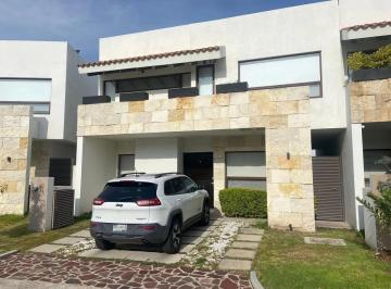 Casa · 220m² · 3 Recámaras · 2 Estacionamientos · Casa en Altozano, Querétaro