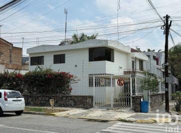 Casa · 344m² · 4 Recámaras · 5 Estacionamientos · Casa en Venta Lomas Altas