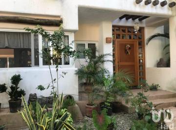 Casa · 450m² · 4 Recámaras · 2 Estacionamientos · Casa en Venta en Residencial Campestre