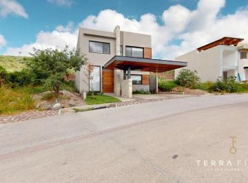 Casa · 3 Recámaras · 2 Estacionamientos · Casa en Venta Altozano, Querétaro