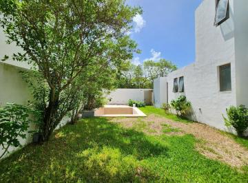 Casa · 345m² · 3 Recámaras · 2 Estacionamientos · Casa con Recamara en Planta Baja en Venta en Privada Merida Cholul
